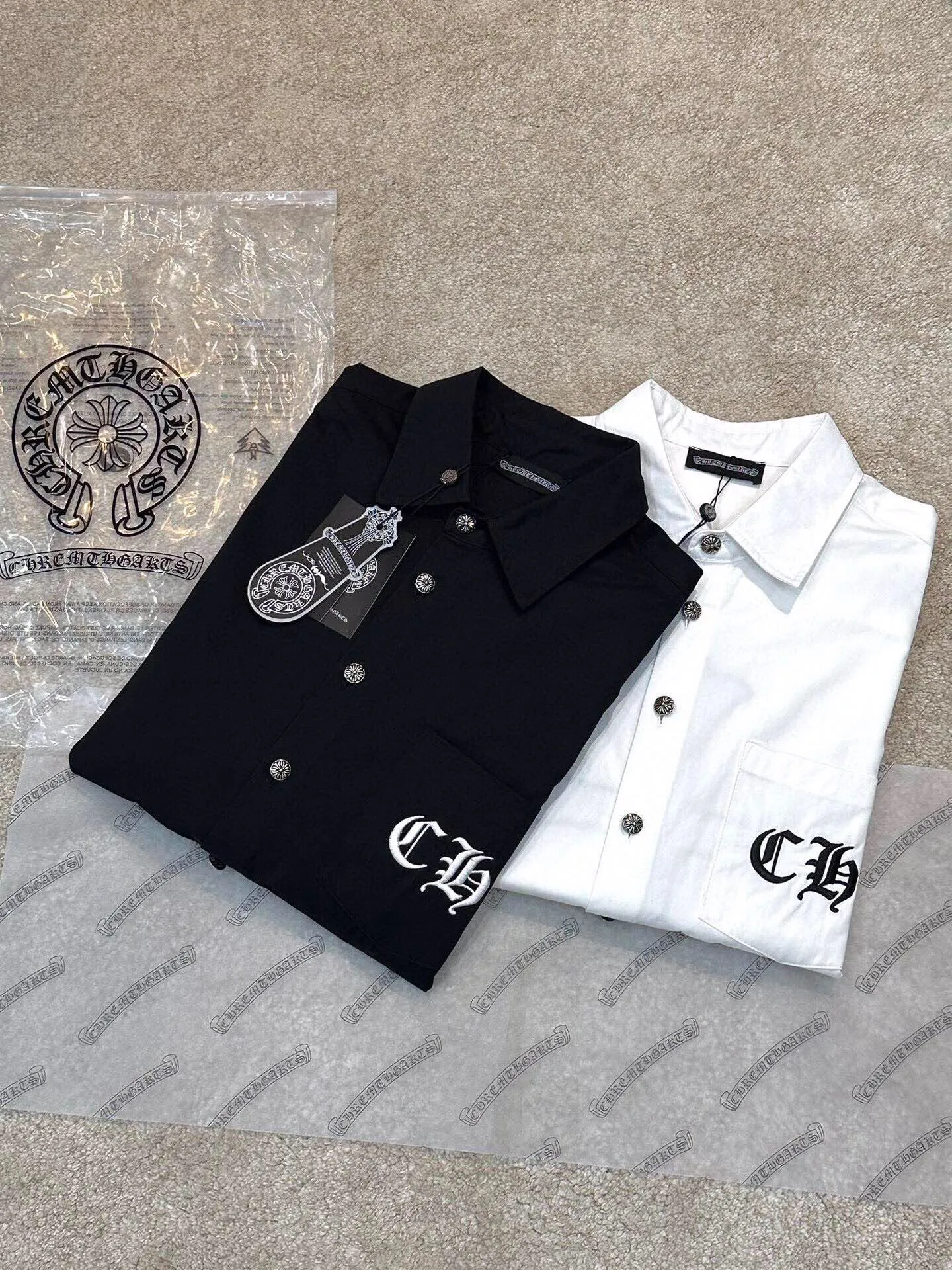 P430 Chrome Hearts leather cross leather embroidery shirt jacket! OS version can be worn by both men and women! The fabric is made of twill gauze cotton fabric! The texture is clear and smooth, not easy to wrinkle or fade! The embroidery process is complex and repetitive, and the requirements for the embroidery machine are very strict. The distance is always 45 centimeters! It won’t work if the spacing is too big, and it won’t work if it’s too small! The hardware is all carved and cast. This piece of clothing consumes a lot of material. More than 3 meters of material is used for one piece of clothing! After the garment is made, it needs to be fixed at high temperature, washed at a water temperature of more than 70 degrees, and softened by adding softener to make the upper body softer and smoother!   Color: black white Size: m-3xl Style number: 5856
